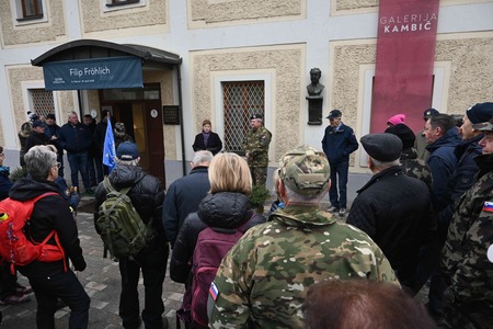 Udeleženci pohoda pred Galerijo Kambič